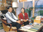 イメージ（Miura Ayako and husband Mitsuyo in their living room.）