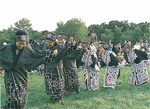 イメージ（女性達も踊りで祭りを盛りあげる（86年シャクシャイン祭りで））