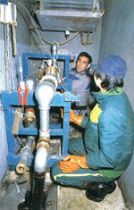 イメージ（-40℃まで下げられる冷凍実験室。開発室とイヤホンで対話をしながら作業がすすめられます。）