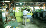 イメージ（朝里工場（第二工場）ではコンピューター付き工作機械を導入、24時間体制に。）