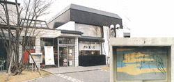 イメージ（（左）薄皮饅頭　柏屋の店舗　（右下）店舗前にディスプレイされた『青い窓』）