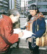 イメージ（札幌の街頭での署名活動）