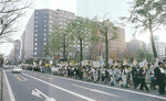 イメージ（総決起集会のあと、札幌市内をデモ行進）
