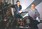 イメージ（時計台のホームドクターとして57年間以上も守り続けている井上清さん（右）と和雄さん父子）
