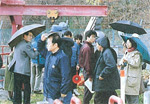 イメージ（現地を踏査する札幌郷土を掘る会の会員）