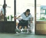 イメージ（体験取材をしたこの夏、市内で車椅子の体験取材をした）