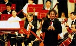 イメージ（札幌100交響楽団を紹介する指揮者の星さん）