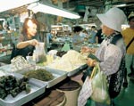 イメージ（青々とした刻み昆布を販売している沖縄の惣菜店）