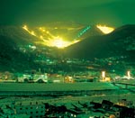 イメージ（街から見えるナイター営業のゲレンデ。右側にひときわ高く明るく見えるのが、コブ斜面で有名なうさぎ平（札幌藻岩山スキー場））