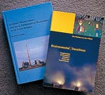 イメージ（パヴリネクさんの著書。左から『チェコにおける経済再編と地域環境政策』、『環境の変遷：中東欧の変化と生態的防御』。）