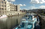 イメージ（すっかり観光化された小樽運河沿いには、いまも『工場細胞』の舞台となった北海製缶が見える）