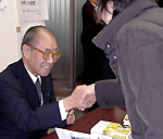 イメージ（講演後は品川さんの著書を求める聴講者の長い列ができ、サイン会ではたくさんの人から握手を求められました―写真提供　北海道革新懇―）