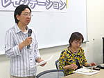 イメージ（村上和子さん（左）と藤井和子さん（右）。最近は札幌市の財政についての説明会やパソコン教室など、外に向けた活動にも出かけます）